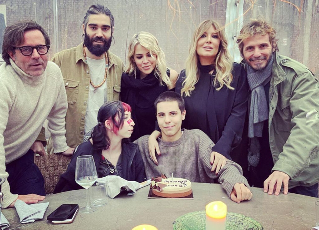 
Il figlio di Selvaggia Lucarelli compie 18 anni: festa con tutta la famiglia allargata