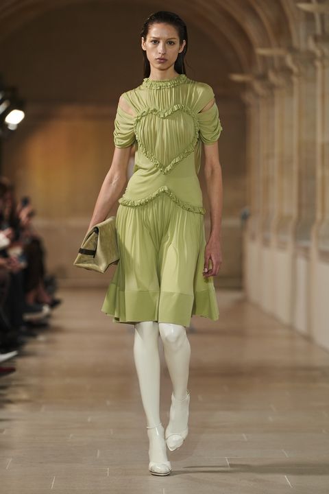 L'icona della moda Victoria Beckham debutta con un nuovo outfit audace durante la settimana della moda di Parigi.