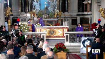 L'ultimo saluto a Gina Lollobrigida, volti tv e familiari 'in guerra' ai funerali in piazza del Popolo a Roma