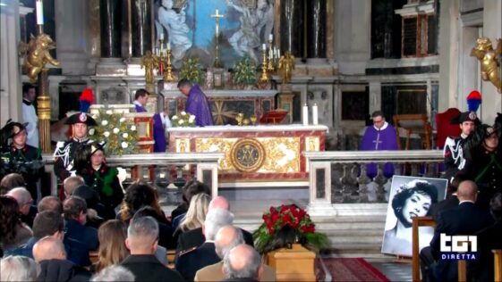 L'ultimo saluto a Gina Lollobrigida, volti tv e familiari 'in guerra' ai funerali in piazza del Popolo a Roma