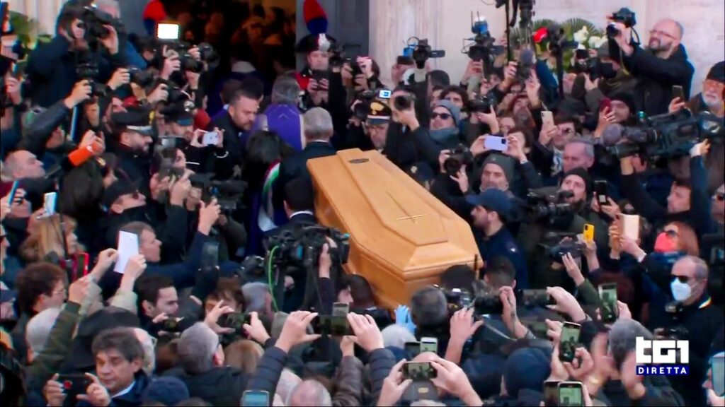 L'ultimo saluto a Gina Lollobrigida, volti tv e familiari 'in guerra' ai funerali in piazza del Popolo a Roma
