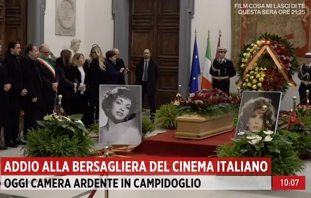 L'ultimo saluto a Gina Lollobrigida, volti tv e familiari 'in guerra' ai funerali in piazza del Popolo a Roma