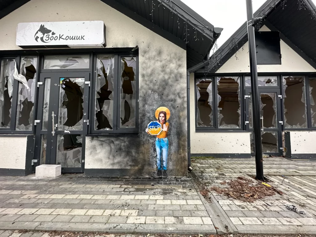 I murales raffiguranti bambini e soldati dell'artista TvBoy