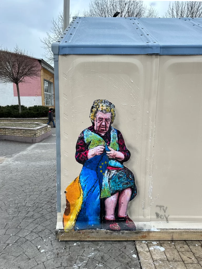 I murales raffiguranti bambini e soldati dell'artista TvBoy