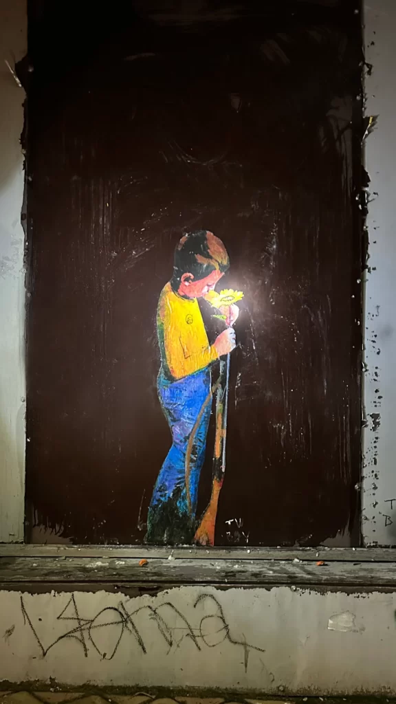 I murales raffiguranti bambini e soldati dell'artista TvBoy