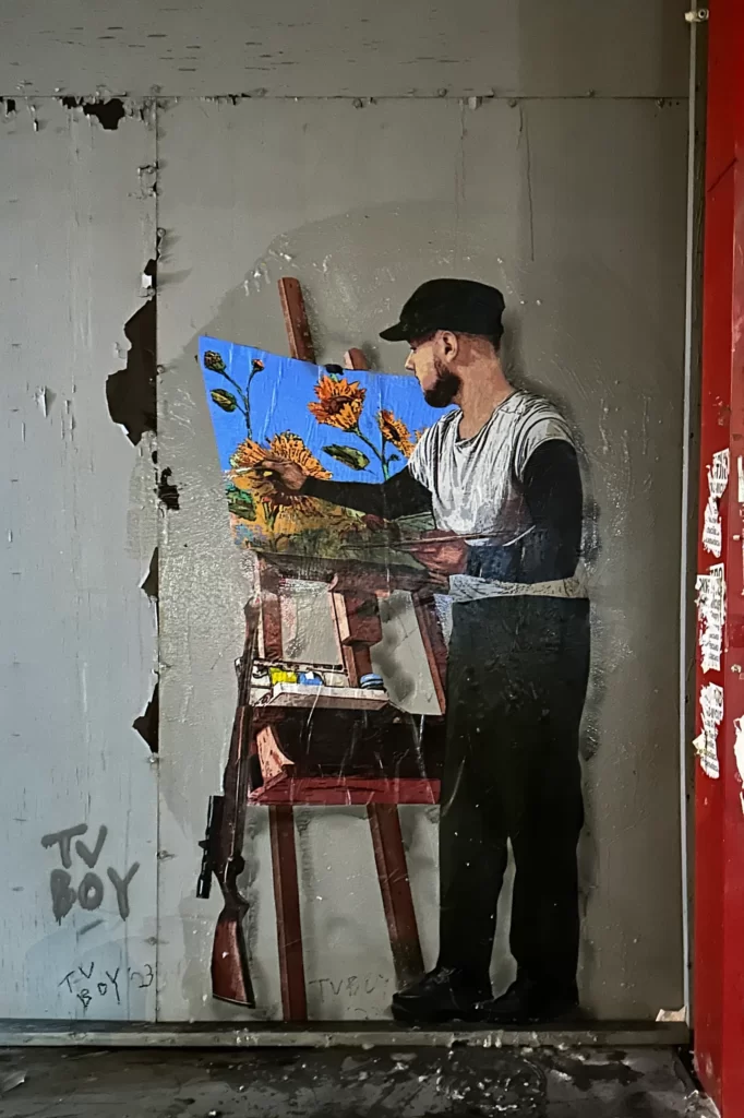 I murales raffiguranti bambini e soldati dell'artista TvBoy