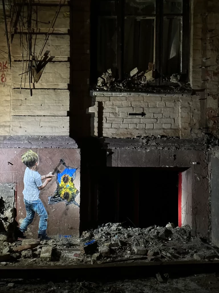 I murales raffiguranti bambini e soldati dell'artista TvBoy