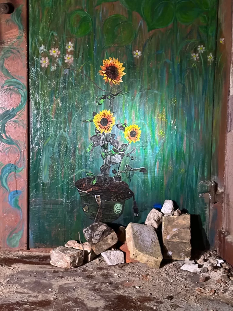 I murales raffiguranti bambini e soldati dell'artista TvBoy