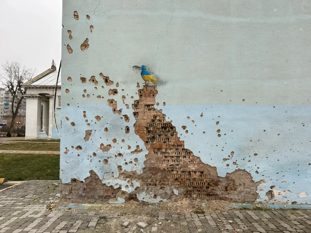 I murales raffiguranti bambini e soldati dell'artista TvBoy