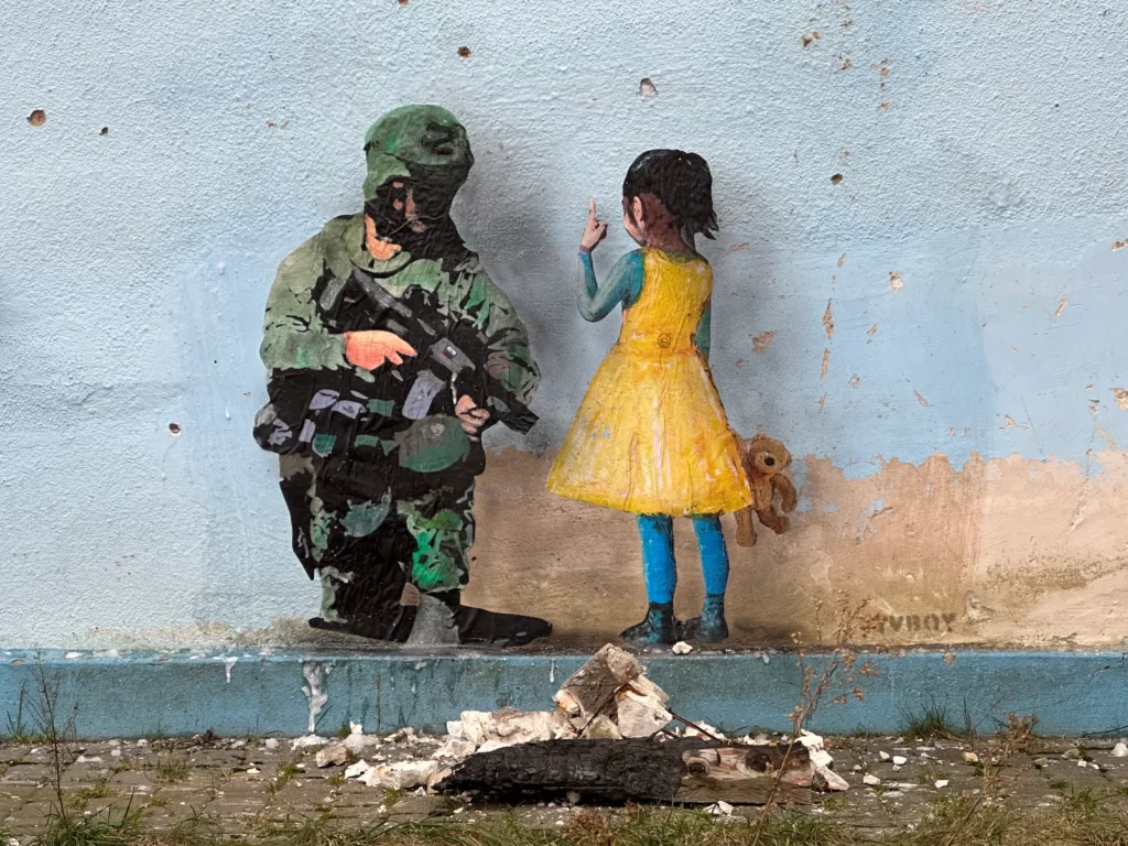 I murales raffiguranti bambini e soldati dell'artista TvBoy