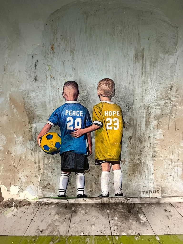 I murales raffiguranti bambini e soldati dell'artista TvBoy