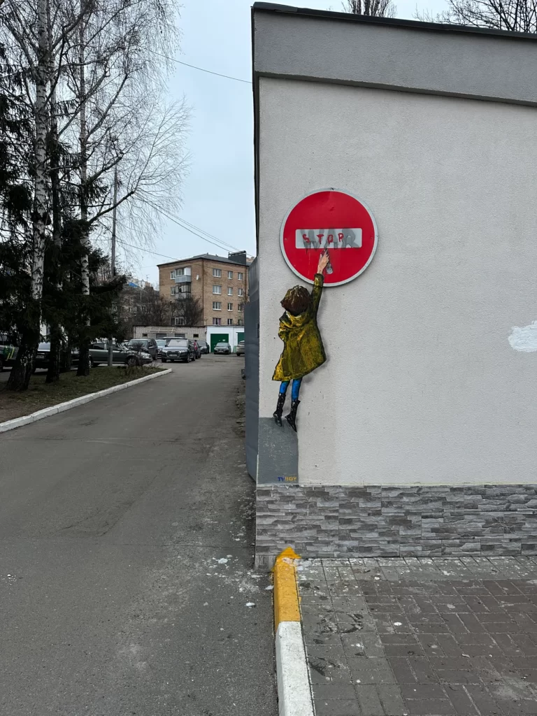 I murales raffiguranti bambini e soldati dell'artista TvBoy