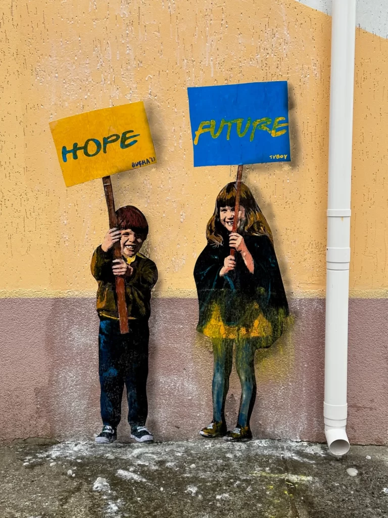 I murales raffiguranti bambini e soldati dell'artista TvBoy