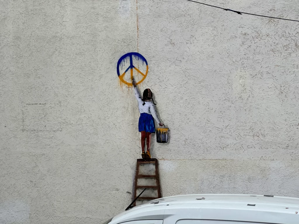 I murales raffiguranti bambini e soldati dell'artista TvBoy