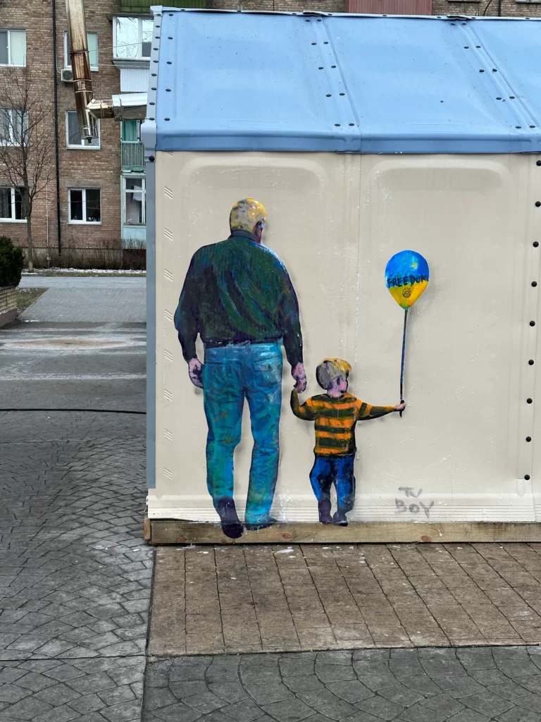 I murales raffiguranti bambini e soldati dell'artista TvBoy