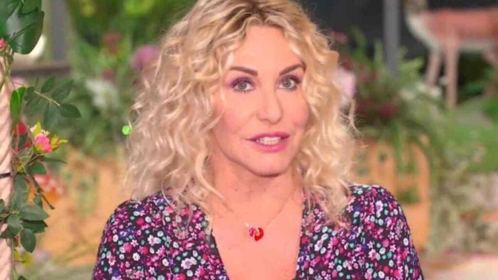 Antonella Clerici interpreta Biancaneve Antonella Clerici interpreta Biancaneve