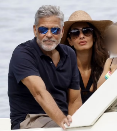 George Clooney e Amal: giornata speciale in barca sul Lago di Como con i gemelli