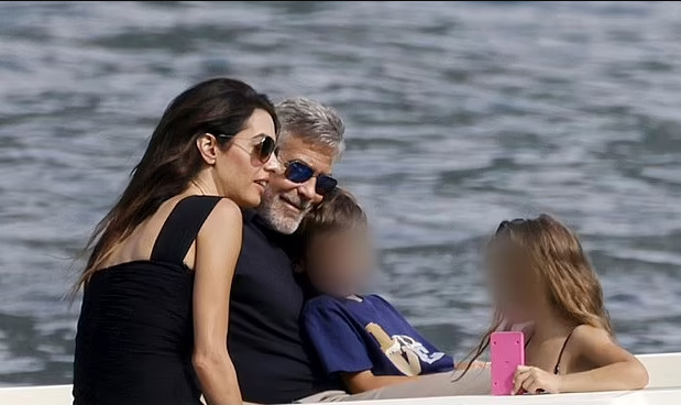 George Clooney e Amal: giornata speciale in barca sul Lago di Como con i gemelli