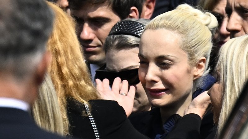 Il toccante messaggio di Marta Fascina in ricordo di Silvio Berlusconi: “Mi sento così persa senza di te”
