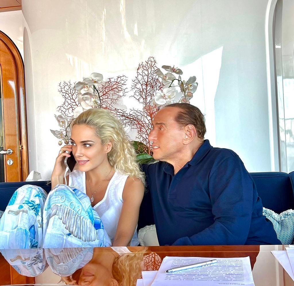 Il toccante messaggio di Marta Fascina in ricordo di Silvio Berlusconi: “Mi sento così persa senza di te”
