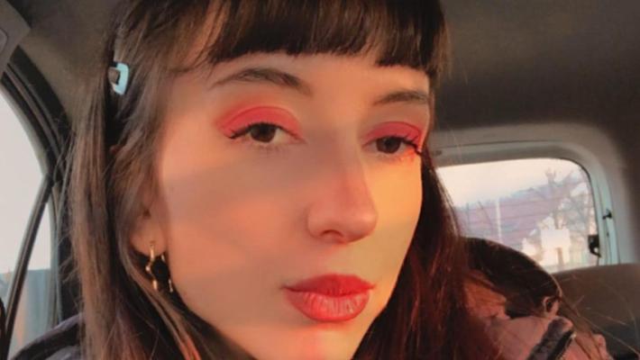 Segretaria scopre il suo capo con le sue foto da OnlyFans e viene licenziata