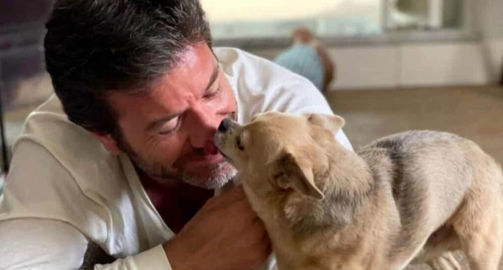 Paolo Conticini condisce la frisella con il limone e i pomodori: ironia e critiche sui social
