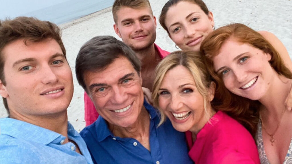 Il compleanno numero 58 di Lorella Cuccarini: La famosa coach di Amici celebra con la sua famiglia al mare
