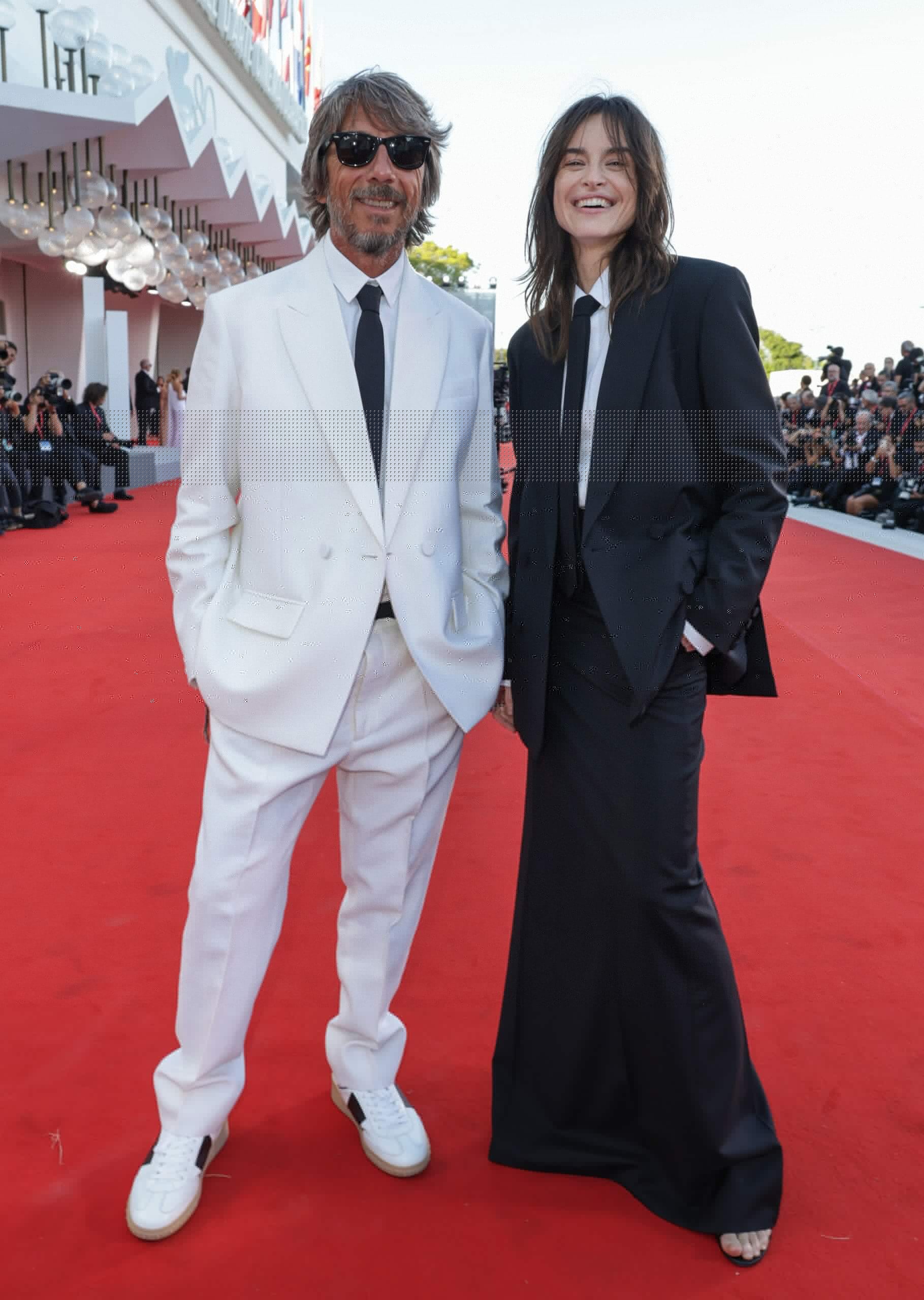 Kasia Smutniak fa una comparsa scintillante al Festival di Venezia Kasia Smutniak sul tappeto rosso