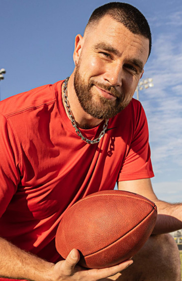 Nato a Cleveland Heights, Ohio, Stati Uniti il 5 ottobre 1989, Travis Michael Kelce è un giocatore di football americano professionista. Nato a Cleveland Heights, Ohio, Stati Uniti il 5 ottobre 1989, Travis Michael Kelce è un giocatore di football americano professionista.