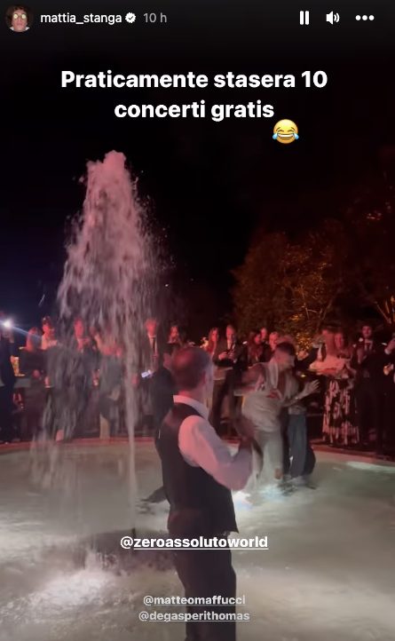 Artisti VIP in una performance in fontana