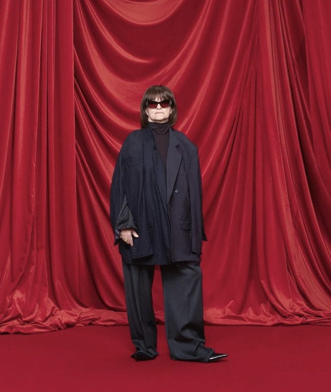 Cathy Horyn indossa un blazer oversize in passerella Cathy Horyn in Balenciaga