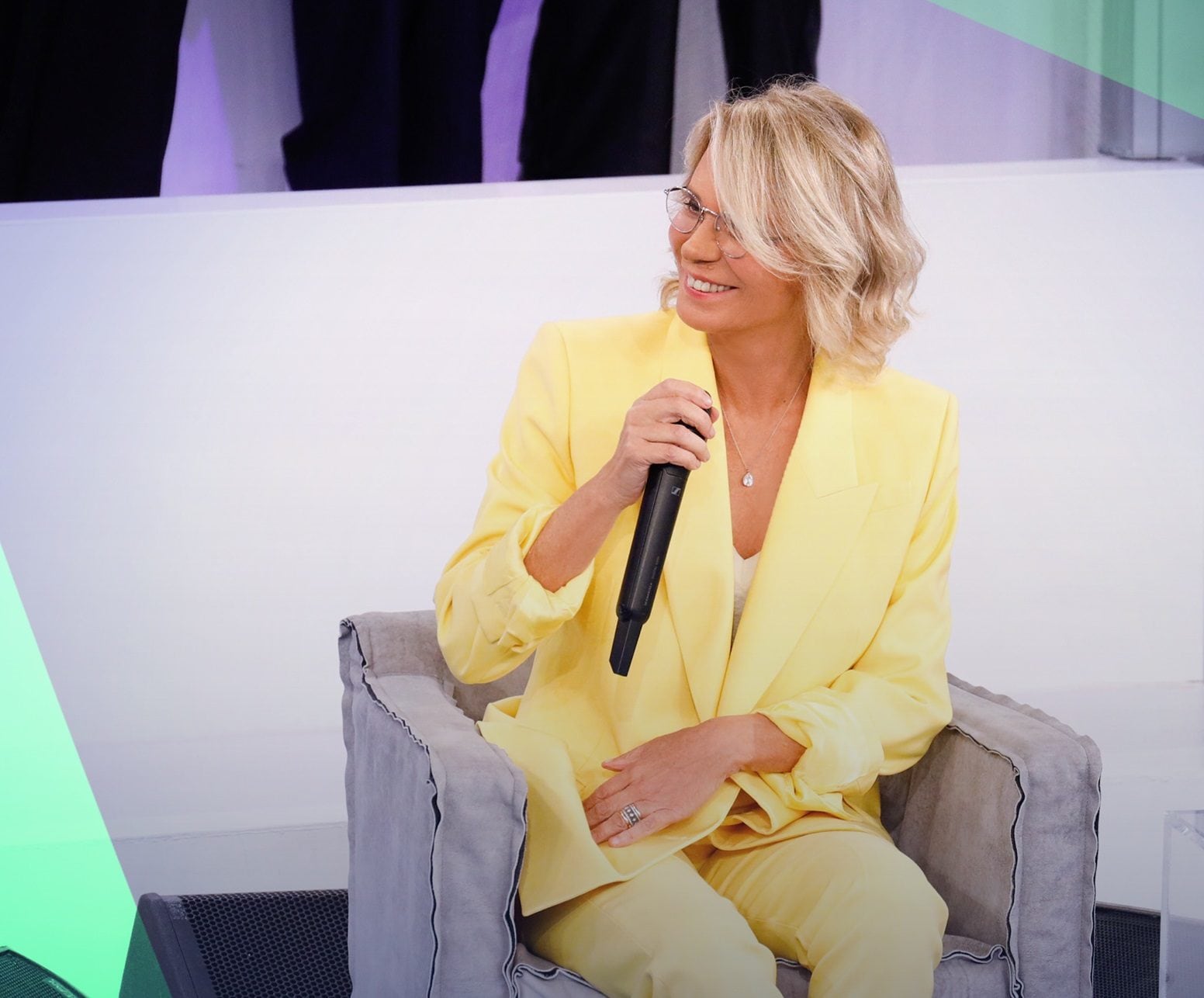 Maria De Filippi con il suo tailleur giallo ad Amici
