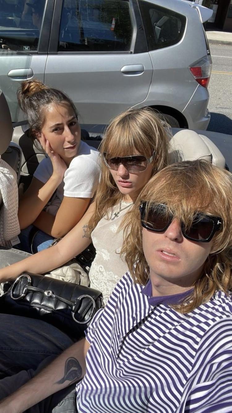 Victoria De Angelis con Thomas e un’amica