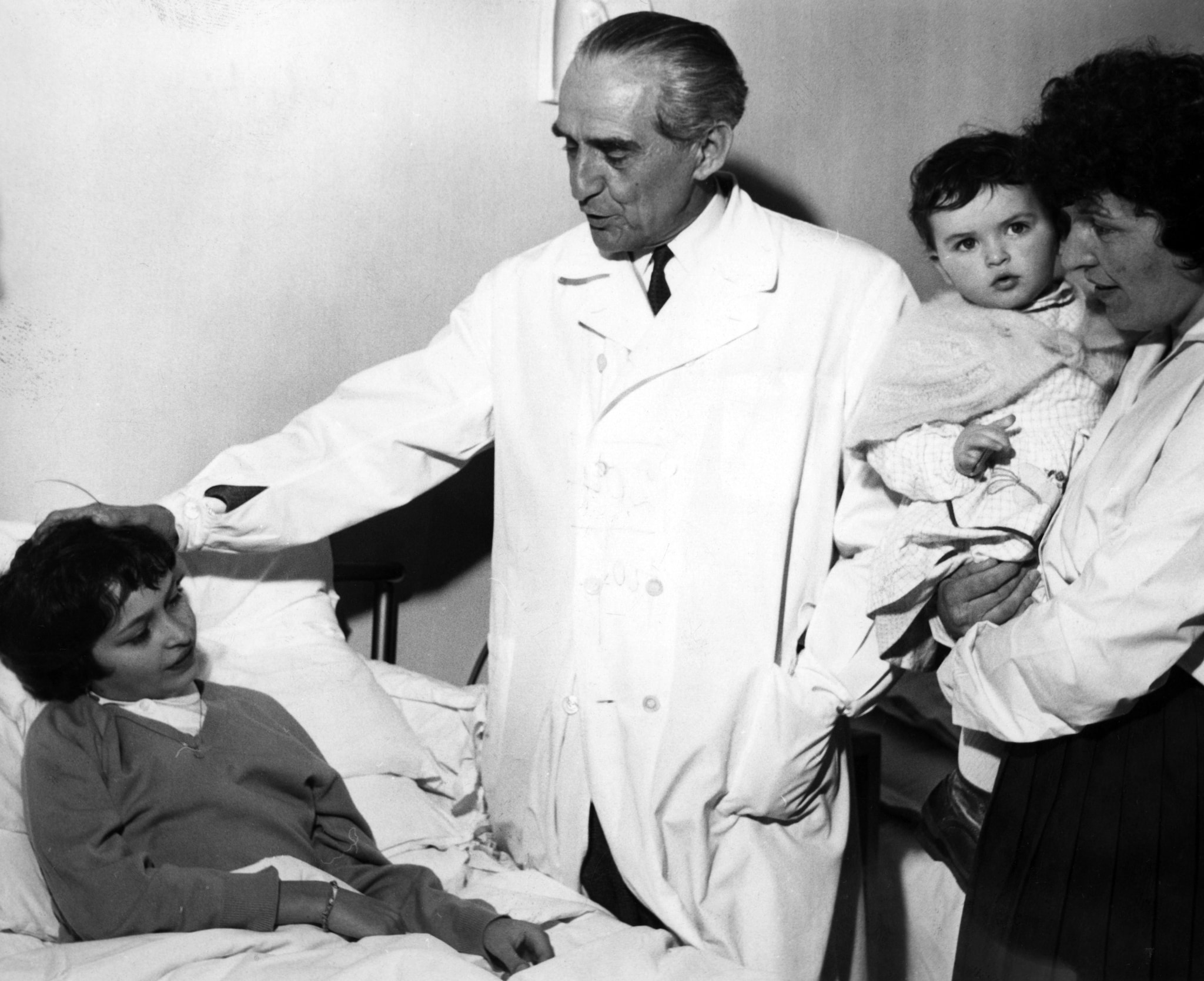 Achille Mario Dogliotti con una sua paziente