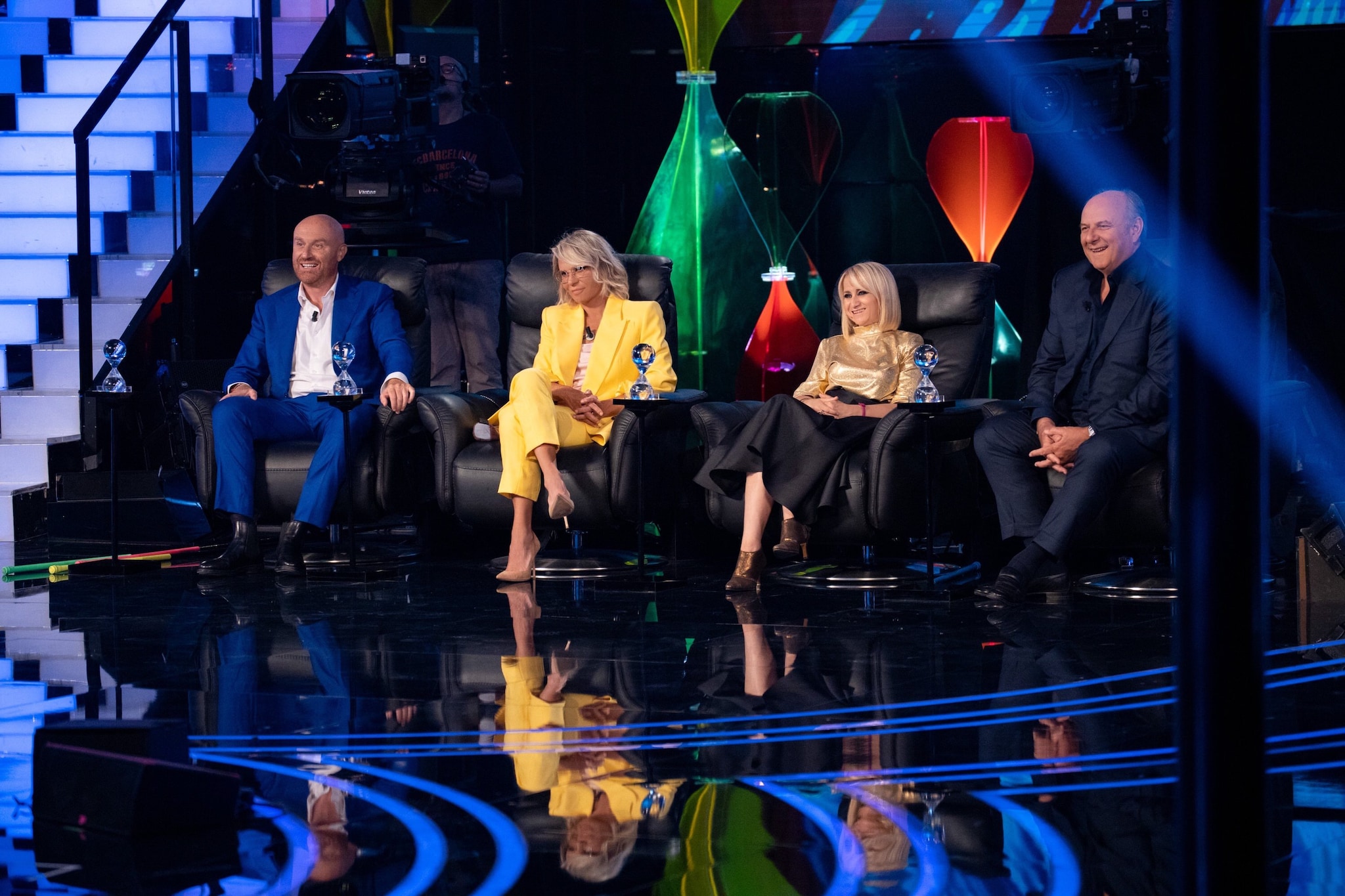 Maria De Filippi con il suo tailleur giallo firmato Alexander McQueen