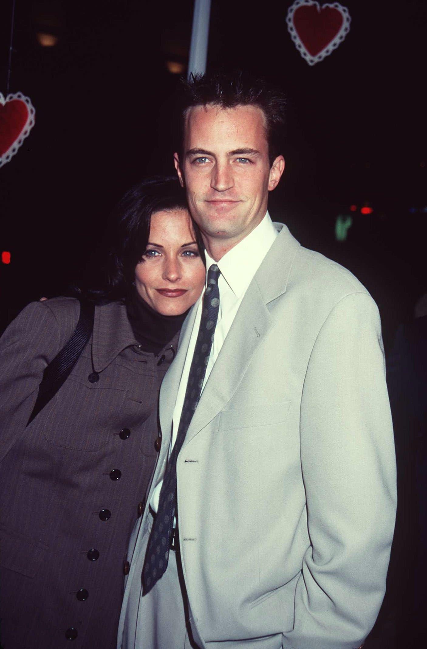 Courteney Cox e Matthew Perry durante le riprese di Friends