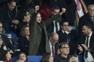 Charlene di Monaco illumina lo stadio: ecco il suo outfit da 10 mila euro