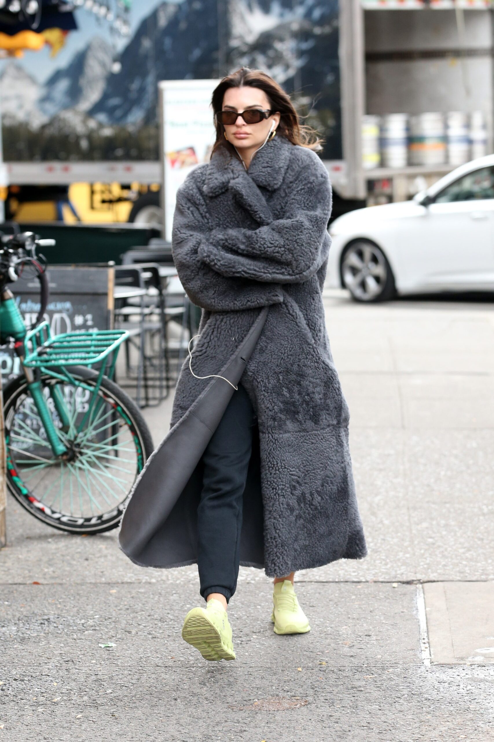 Emily Ratajkowski in un sofisticato cappotto teddy di Mango