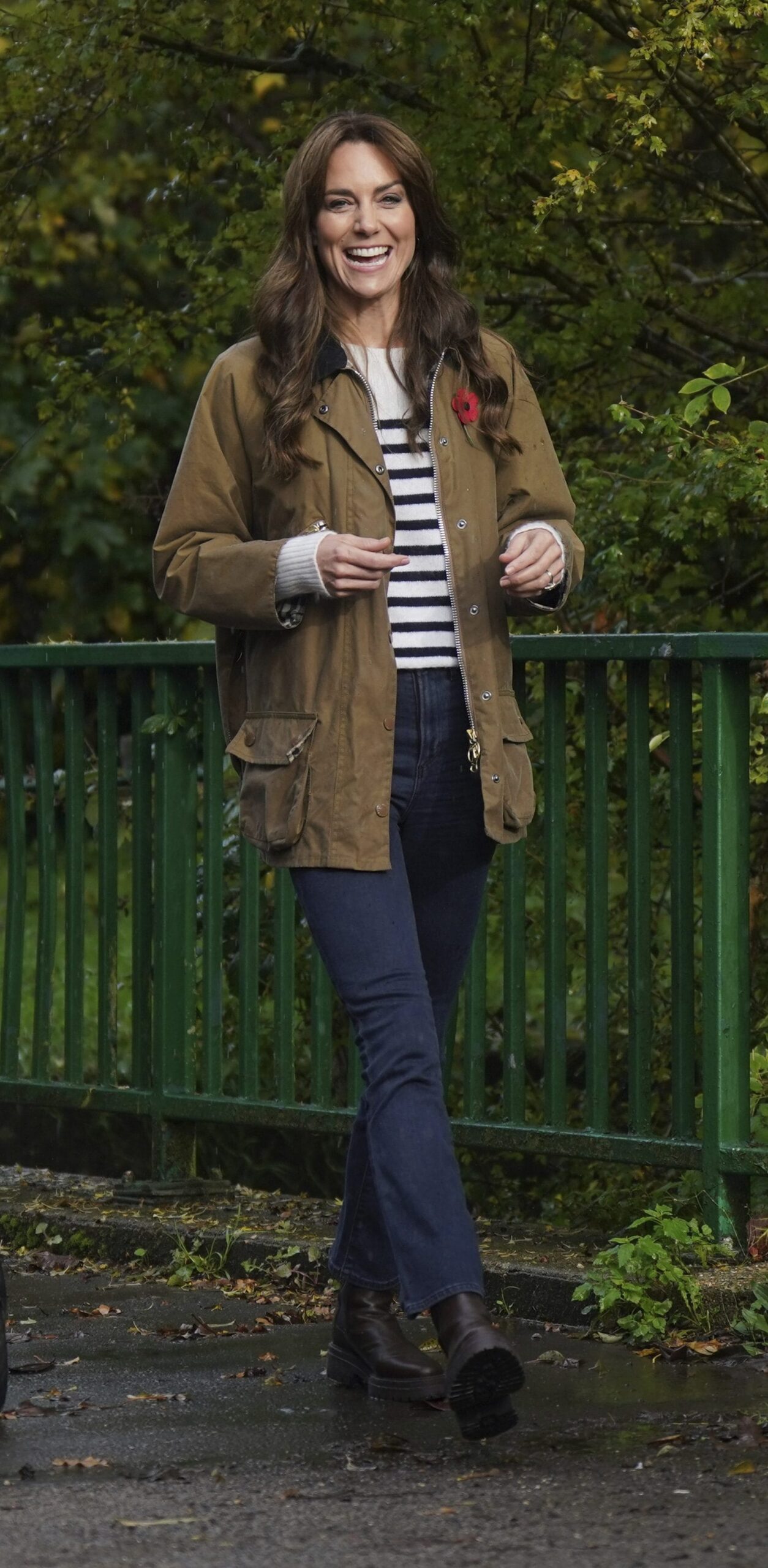 Kate Middleton in un elegante maglione a righe bianche e nere