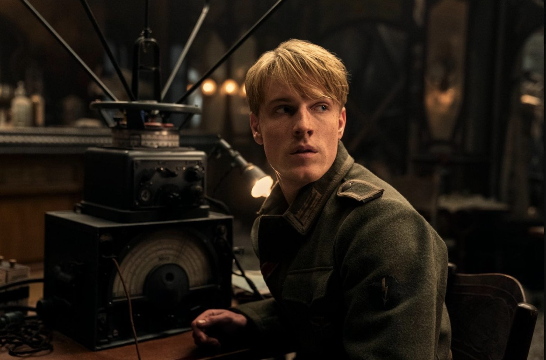 Werner ascolta la trasmissione radiofonica