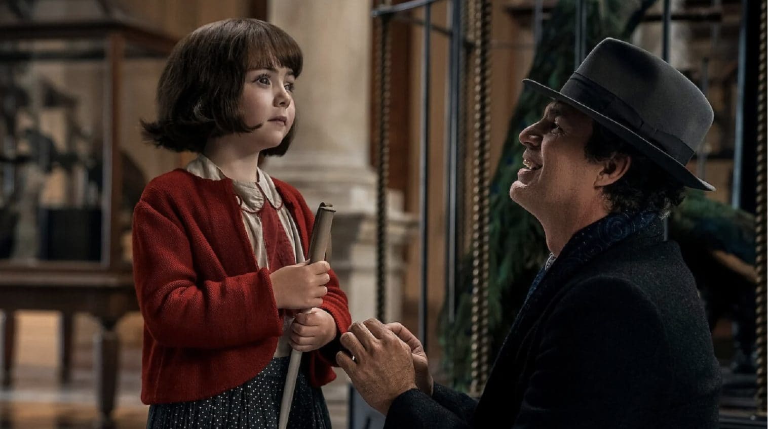 Marie-Laurie e suo padre con una radio
Luce Nascosta: La Serie Netflix Che Intreccia Dolore e Speranza