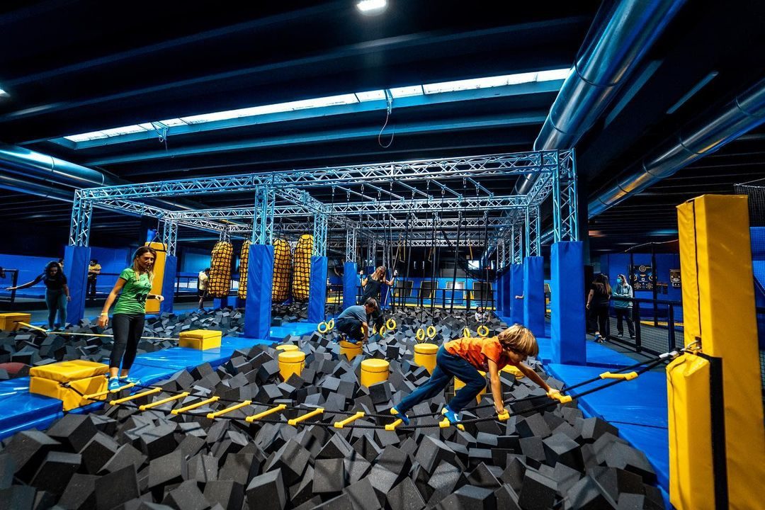 Interno di una palestra Zero Gravity con trampolini e tappeti elastici