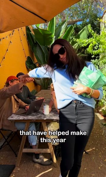 Meghan Markle interpreta una stagista in uno spot pubblicitario Meghan Markle in un ruolo da stagista