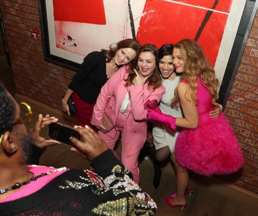 Blake Lively in look total pink