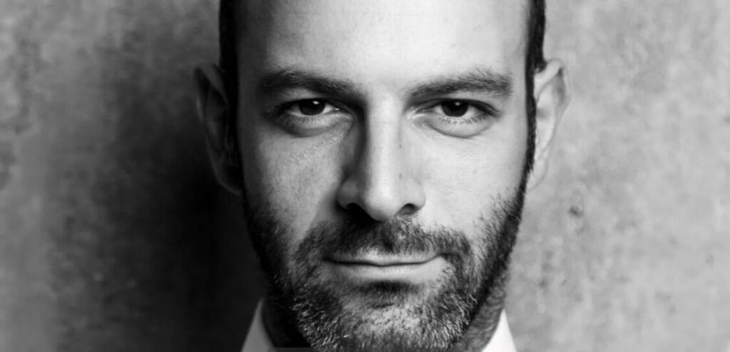 Stefano Miele, designer di calzature, è stato selezionato da Alfonso Signorini come l'ultimo concorrente del Grande Fratello VIP.