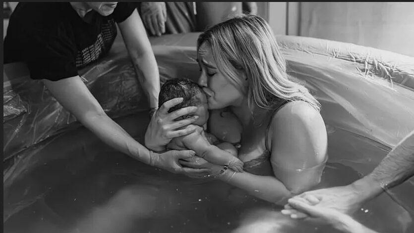 Hilary Duff ha partorito (in acqua), è nato il quarto figlio: “Sognavo di conoscerti, guardarti e annusarti”