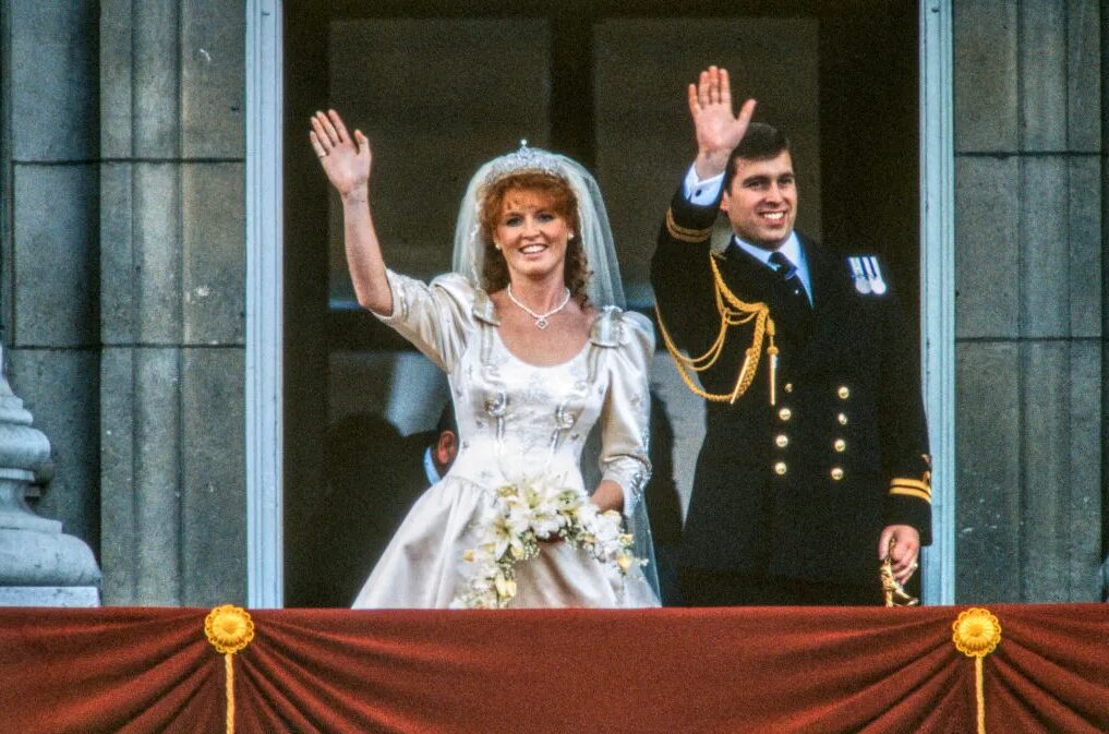 Sarah Ferguson, 65 anni di scandali a corte: dall'alluce della discordia all'incursione nei romanzi rosa Sarah Ferguson, 65 anni di scandali a corte: dall'alluce della discordia all'incursione nei romanzi rosa