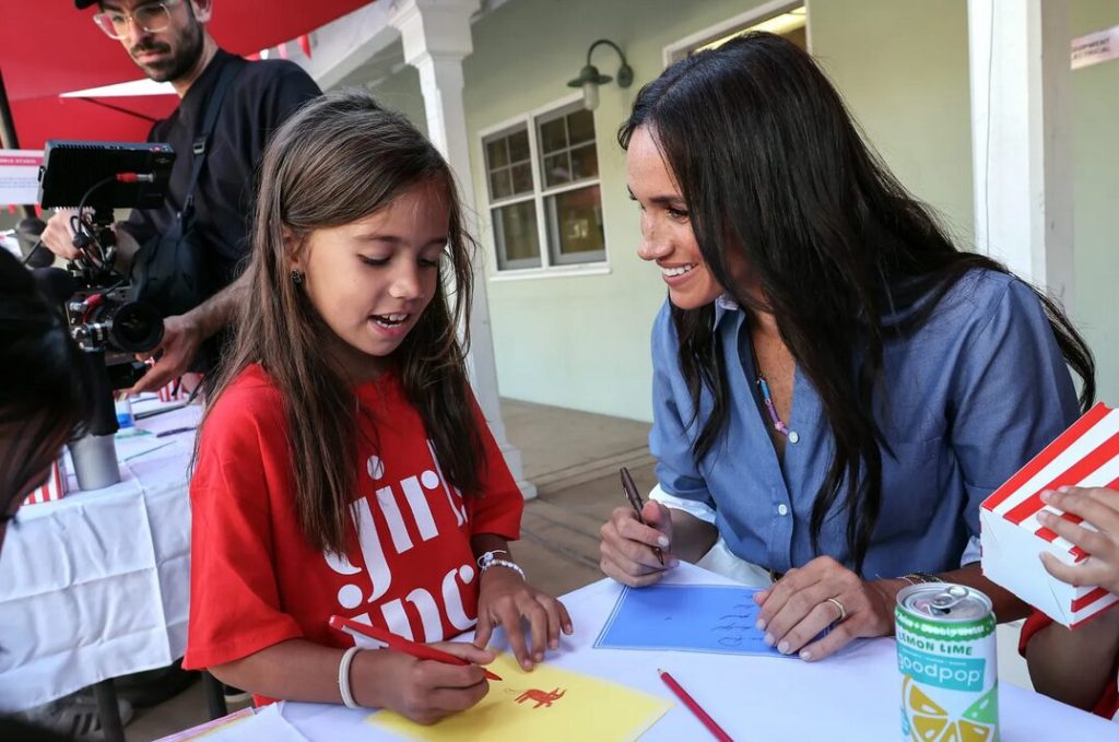 Meghan Markle esce senza anello di fidanzamento: conferma la crisi con Harry? Meghan Markle esce senza anello di fidanzamento: conferma la crisi con Harry?